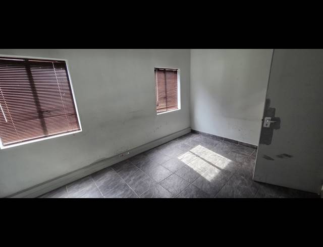 360M² WAREHOUSE TO LET IN RIVERSIDE PARK